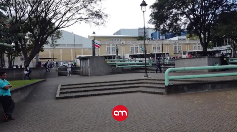 Madrugada de terror en pleno centro de San José: hombre es apuñalado tras discusión en parque emblemático