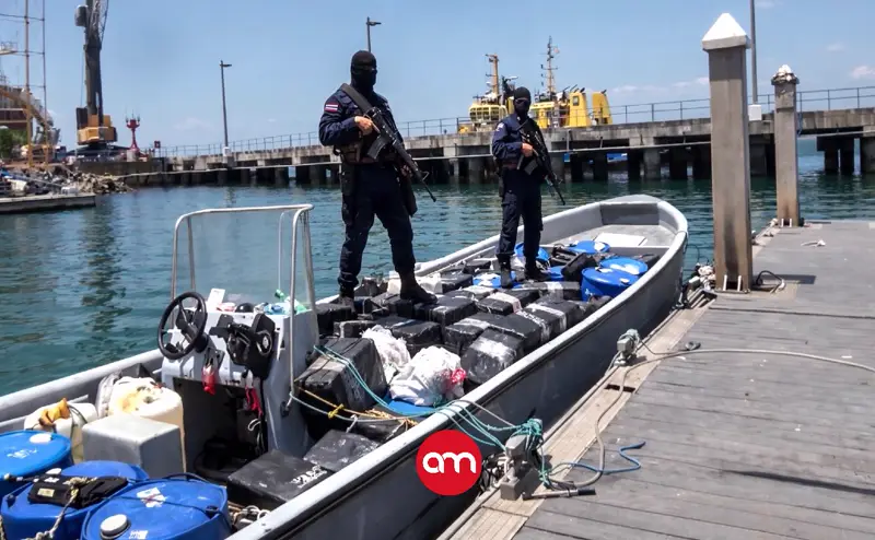 Hallan “narcolancha” varada con más de dos toneladas de cocaína