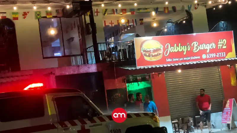 Entró al bar, pidió una bebida y segundos después desató una mortal balacera: un hombre murió y otro resultó herido