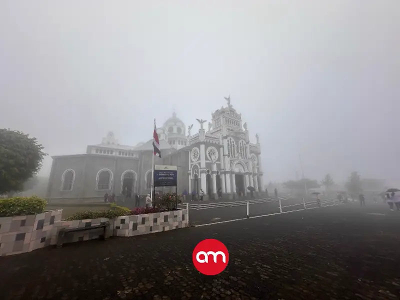 Entre frío, neblina y fe: Laura Fernández inicia la jornada electoral en Cartago