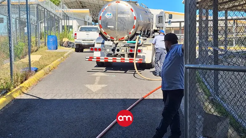Falla en bomba deja sin agua a cárceles de Occidente; AyA y Bomberos abastecen a reos