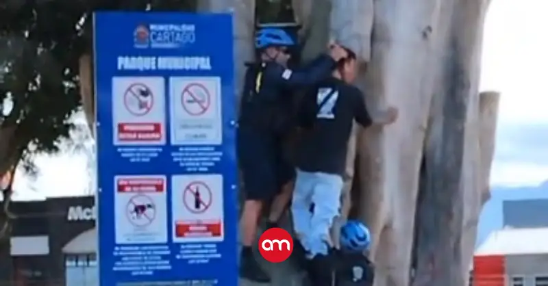 Policías rescatan a hombre que intentó suicidarse en pleno parque de Cartago