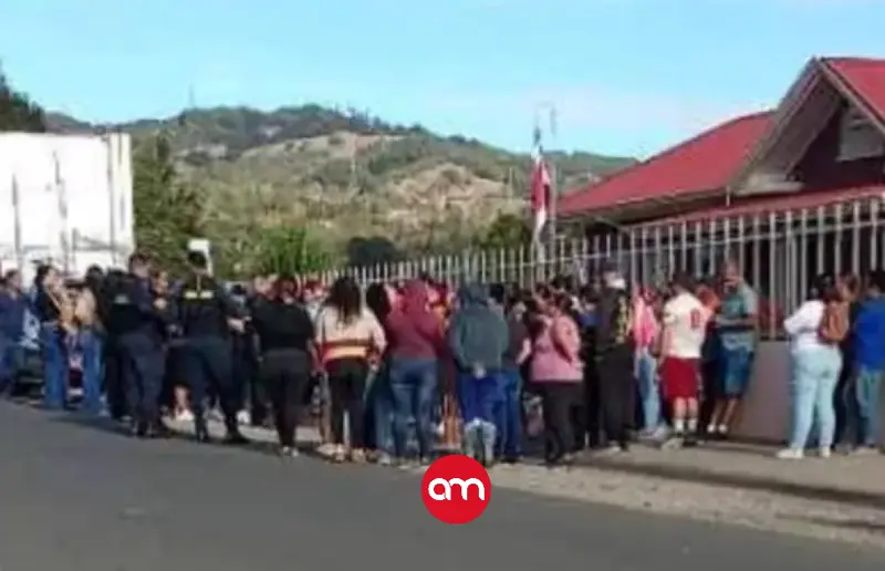 Escuela amaneció cerrada tras estallar conflicto por alumno de 14 años señalado de conductas violentas