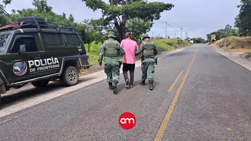 Dos hombres sorprendidos por la policía cuando traían extranjeros al país de forma ilegal