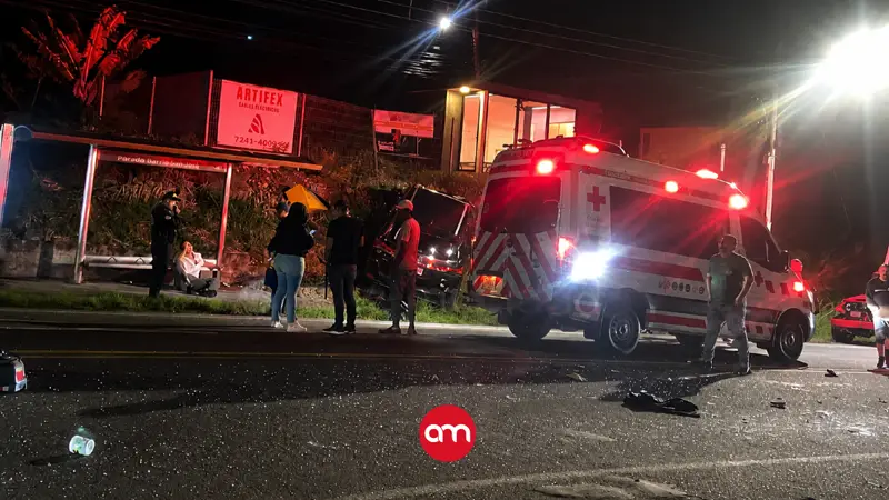 Dos carros chocan, uno invade el carril contrario y mata a motociclista que pasaba por el lugar