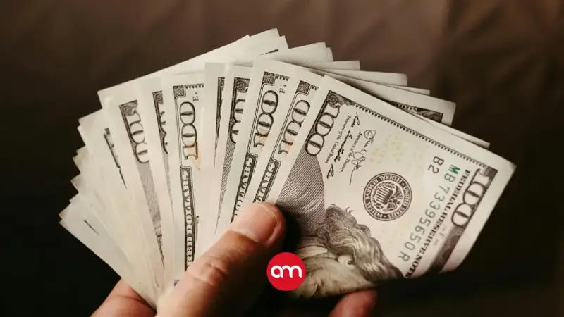 Dólar se desploma y marca su nivel más bajo en la historia reciente