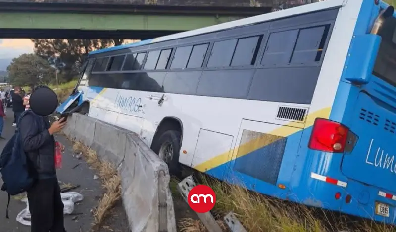 Cruz Roja atiende a 38 pasajeros del bus accidentado de Lumaca