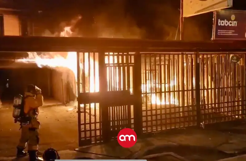 Voraz incendio arrasa local comercial y dos apartamentos en Hatillo