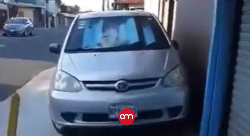 (Video) Cansado de que un carro bloqueara una acera en Heredia, joven decidió pasarle caminando por encima
