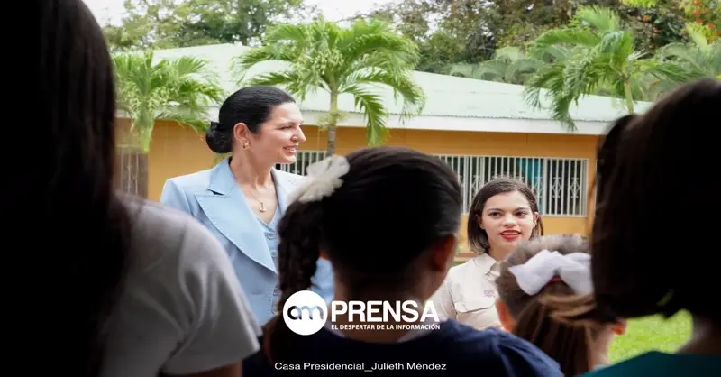 Suplantan identidad de la primera dama para lanzar ofensas a la presidenta de México