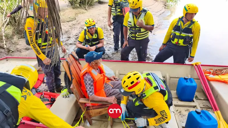 Tres días después de una caída que le habría quebrado la cadera, rescatan a adulto mayor de 95 años en zona afectada por lluvias
