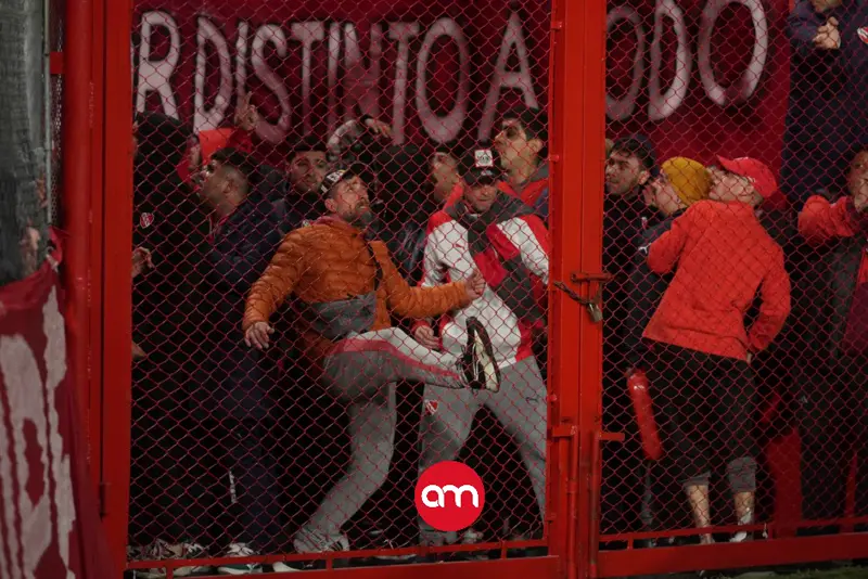 Brutal violencia entre hinchas obliga a suspender partido entre Independiente y la U de Chile