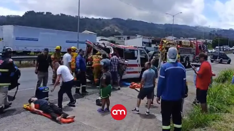 Tres personas hospitalizadas tras choque de camión y ambulancia en autopista Florencio del Castillo