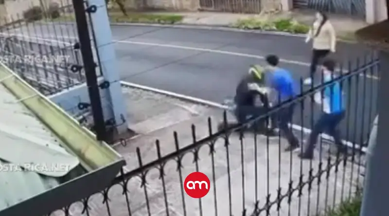 Conductores se van a los puños: familia tuvo que rescatar a quien inició los golpes