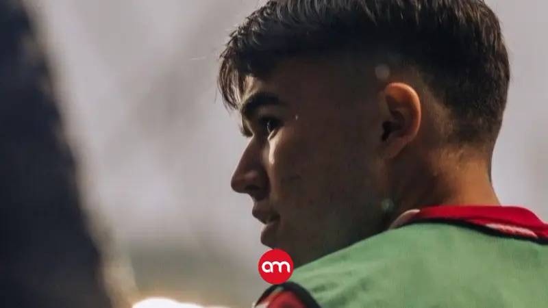 Manfred Ugalde enciende el fuego antes de ponerse una camiseta