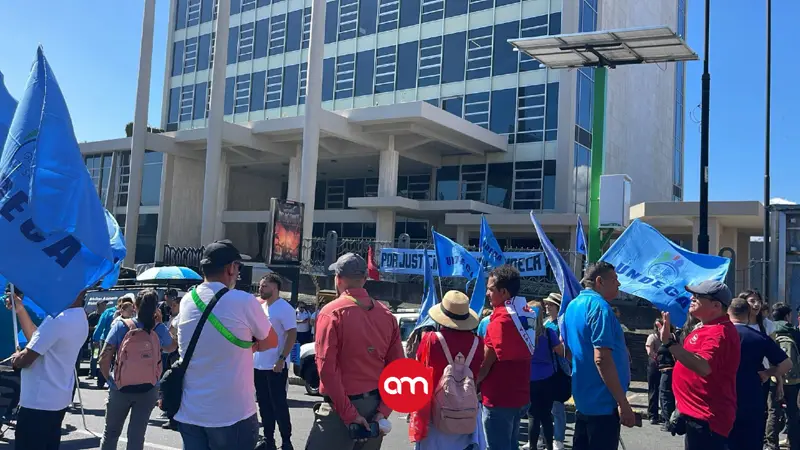 Trabajadores de la CCSS inician huelga nacional en demanda de mejoras laborales