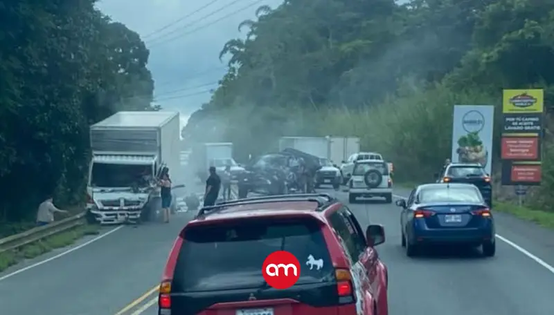 Violento choque entre pick up y camión termina en tragedia: una persona muere y tres más están heridas de gravedad