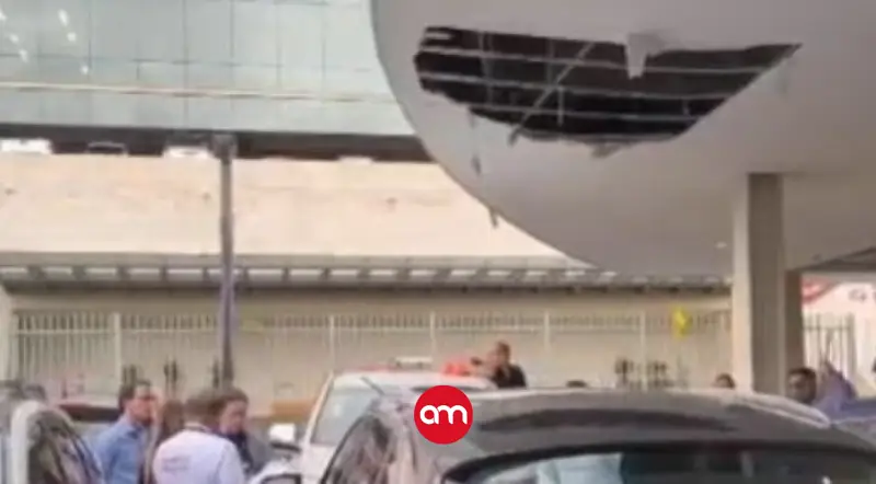 (Video) Techo de centro comercial colapsa y cae sobre un carro
