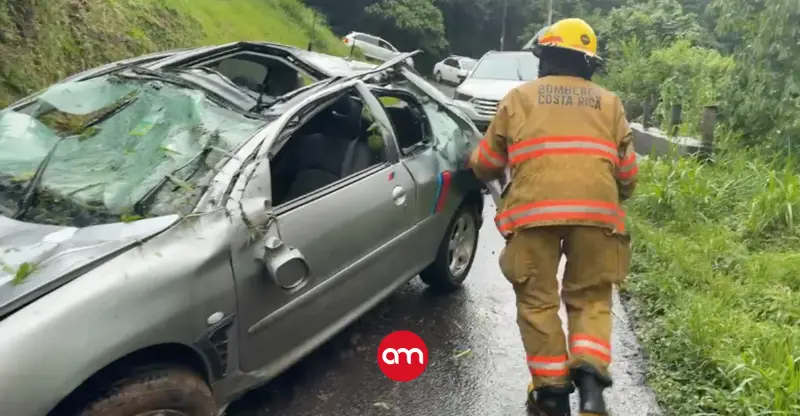Viva de milagro: Pareja sobrevive a aparatosa caída en carro por ladera de 12 metros