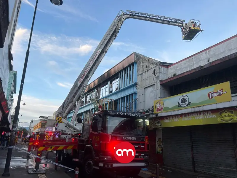 Salida de emergencia de hotel donde murieron cinco personas durante incendio estaba cerrada con alambre