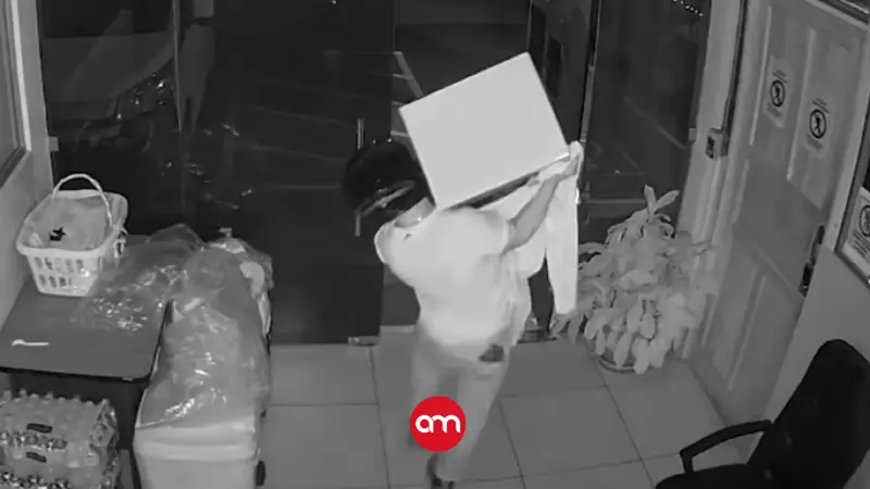 Hombre entra a municipalidad y sale caminando con una caja fuerte al hombro: El robo quedó en video