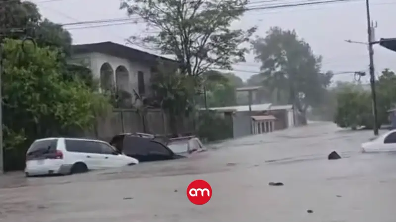 Fuertes lluvias generan inundaciones y deslizamientos: Bomberos rescatan personas en techos en Guanacaste