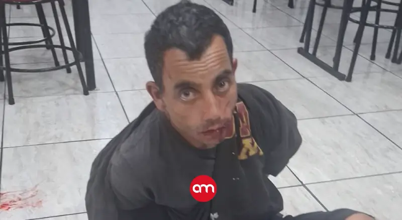 Mujer enfrenta ladrón, lo somete con llave de artes marciales y lo deja ensangrentado