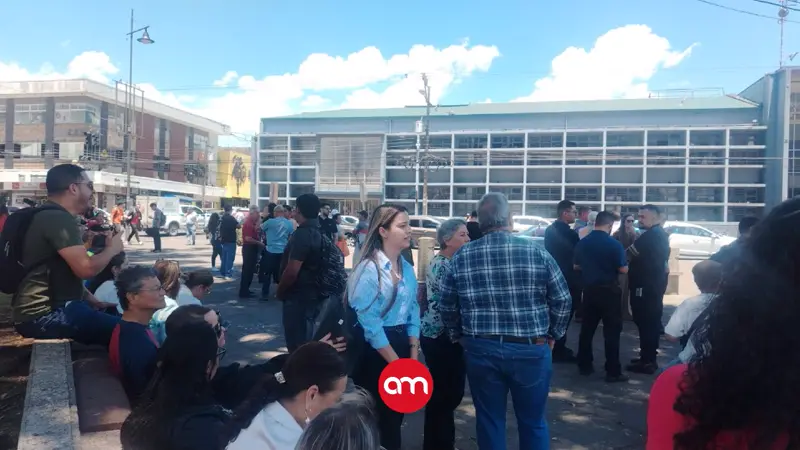(Video) Perros especializados inspeccionan Municipalidad de Cartago tras amenaza de bomba