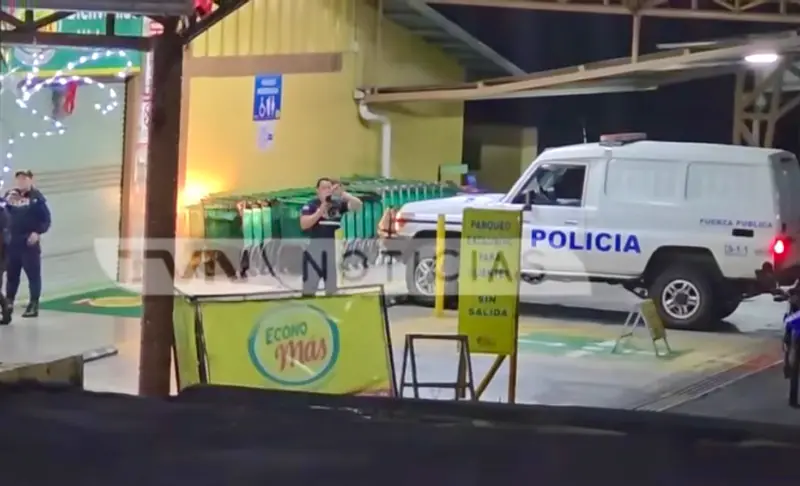 Terror frente a supermercado: sicarios persiguen y ejecutan a hombre en San Carlos