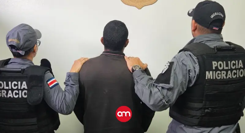 Detienen a tres ecuatorianos tras ser rescatados de un naufragio; uno tiene antecedentes por narcotráfico