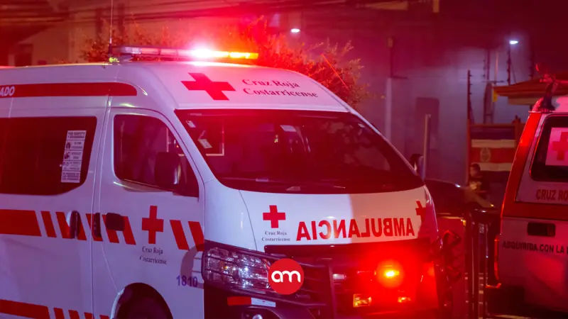 ¡Noche y madrugada violentas en carretera! Diez personas terminan heridas tras cadena de accidentes en Costa Rica