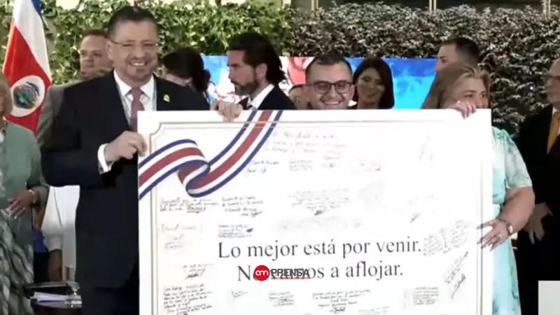 Diputados oficialistas llevaron un reconocimiento a Rodrigo Chaves en su despedida