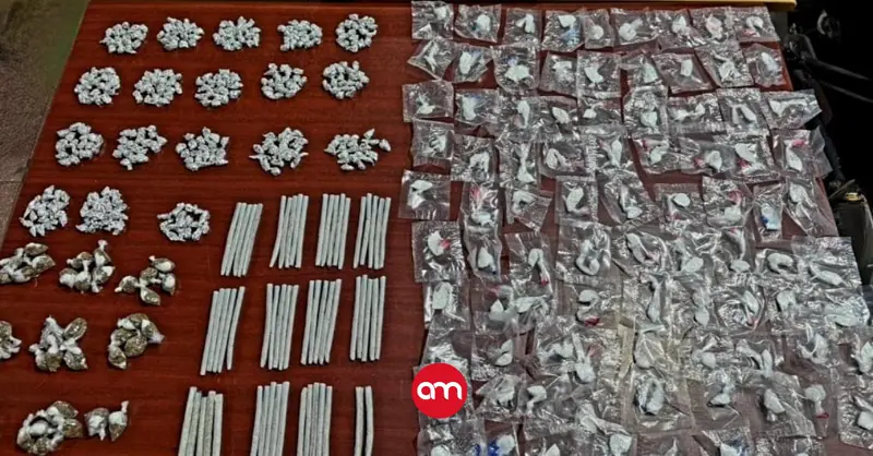 Policía halla más de 500 dosis de drogas en una bolsa de basura dentro de una alcantarilla