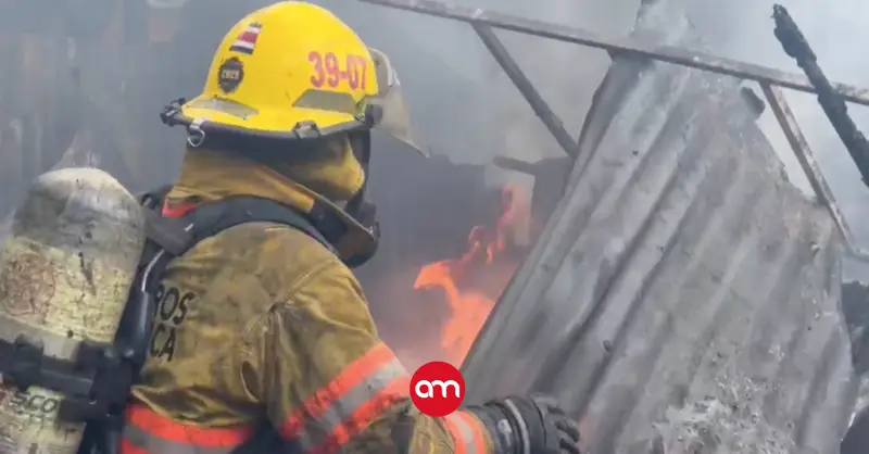 Gran incendio consume tres casas en Desamparados: Vea las imágenes