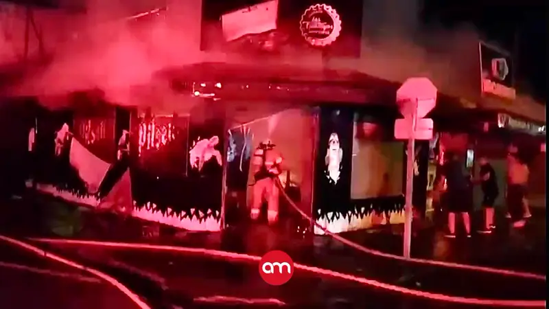 Voraz incendio destruye por completo una licorera durante la madrugada