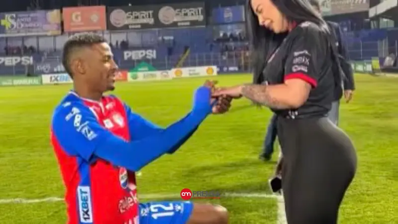 Futbolista tico pasa del amor viral a controversia por paternidad