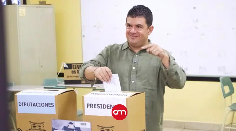 Álvaro Ramos emite su voto en Escazú arropado por seguidores