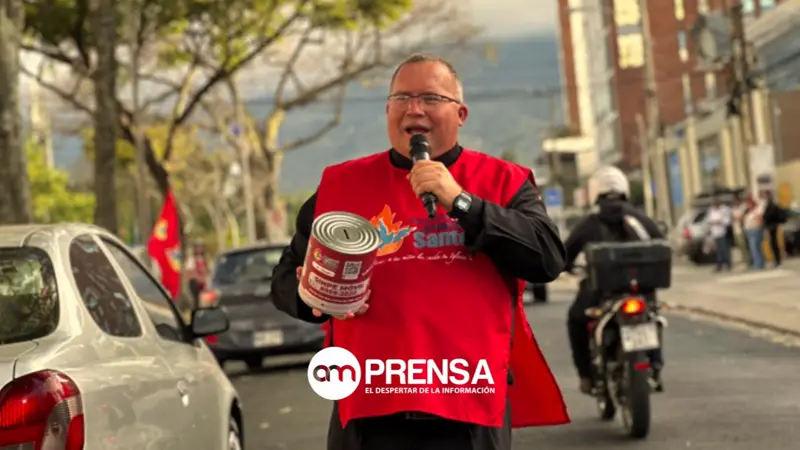Padre Sergio Valverde y pastor Daniel Piedra lideran oración en el Traspaso de Poderes