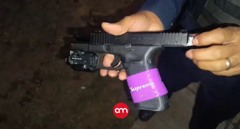 Persecución nocturna en Cartago termina con captura de dos presuntos criminales y un arma prohibida