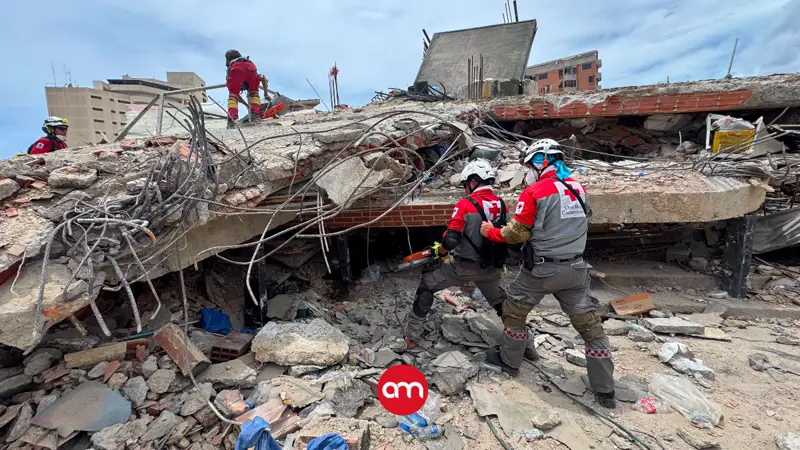 ¡Gracias, héroes! Cruzrojistas ticos ubican entre los escombros a un superviviente del terremoto en Venezuela