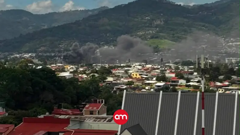 Pánico en Hatillo: voraz incendio devora antiguo Rancho Guanacaste y obliga a rescatar a dos personas
