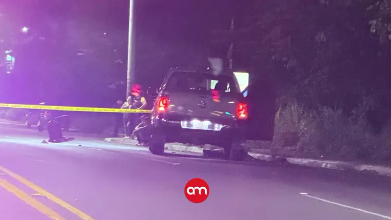 Cuidacarros mure atropellado cuando llevaba a hombre en silla de ruedas por la orilla de una carretera