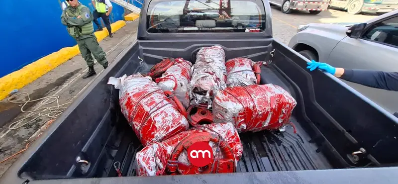 Buzos policiales descubren "parásitos" con droga adheridos a un buque de carga en muelle de Moín