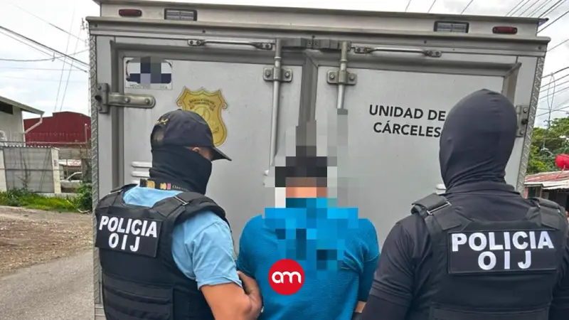 ¡Persecución termina con dos jóvenes detenidos y más de 300 dosis de cocaína decomisadas!