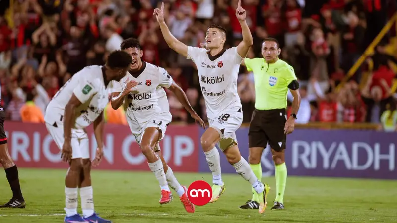 Cisneros le da a Alajuelense un estreno triunfal en la Copa Centroamericana.