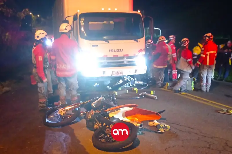 Tragedia en la noche: motocicleta queda bajo un camión y dos jóvenes pierden la vida en Cartago