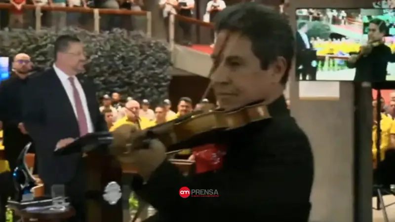 "Seguirá siendo el Rey": Con Mariachi, despiden a Rodrigo Chaves como presidente