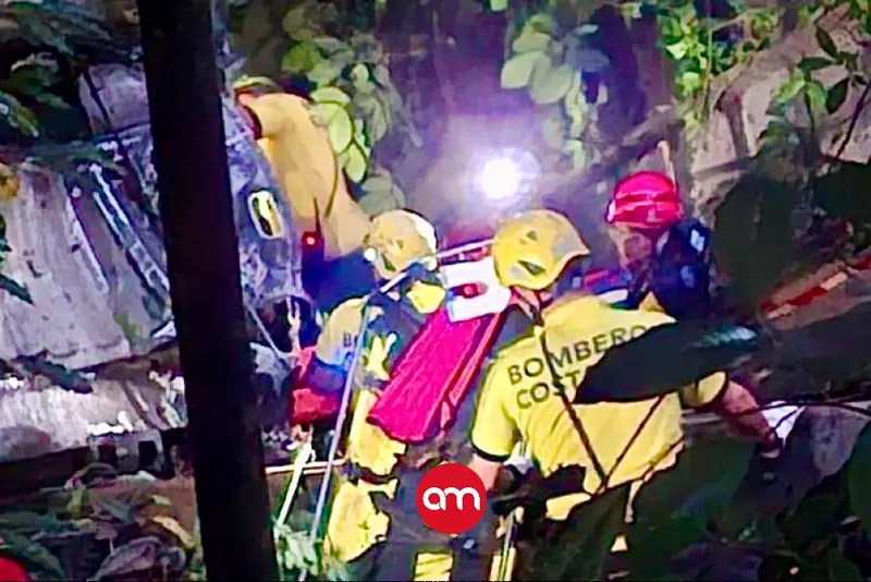 Milagro en Desmonte: rescatan con vida a dos hombres que cayeron 30 metros en camión