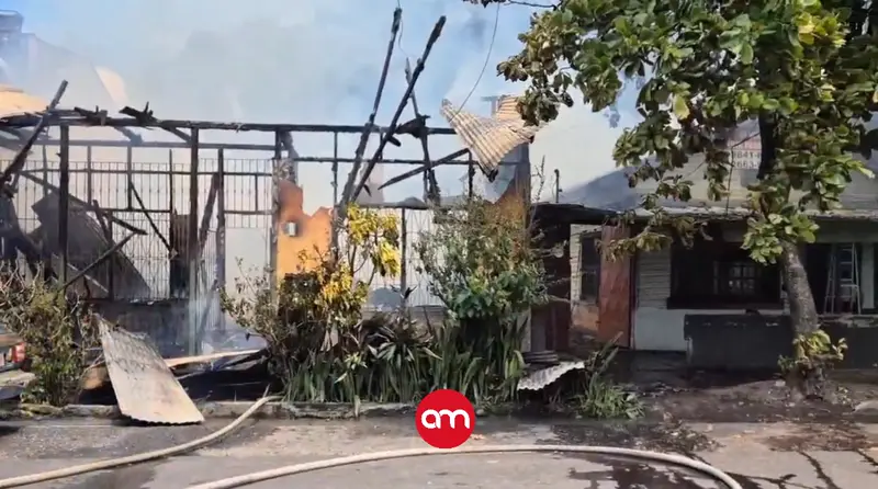Incendio en casa deja un adulto mayor con graves quemaduras en su cuerpo y varias personas más heridas