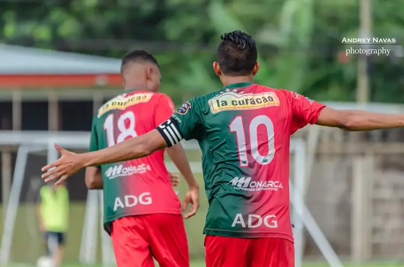Abuela de 87 años impulsa los sueños del goleador de la Segunda División